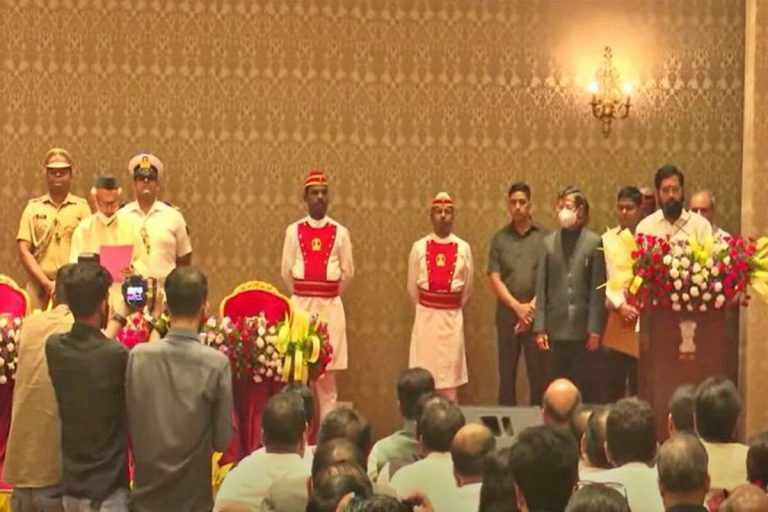CM Eknath Shinde Oath Ceremony : एकनाथ शिंदेंनी मुख्यमंत्री तर देवेंद्र फडणवीसांनी घेतली उपमुख्यमंत्रिपदाची शपथ!
